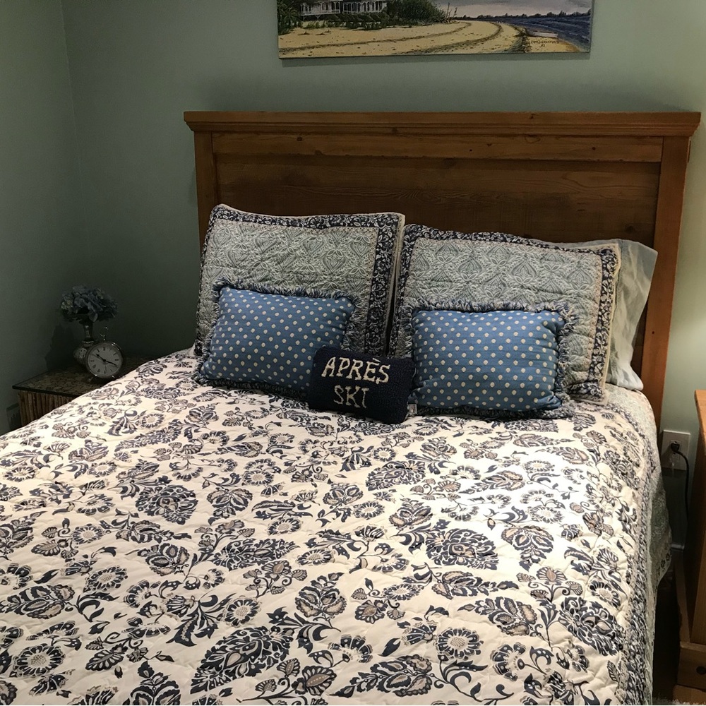 Like new Garnet Hill queen quilt and matching standard shams.